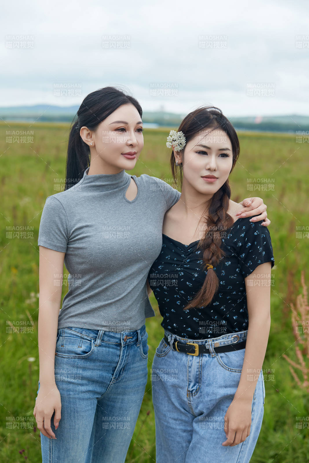 在草原花海观鸟台拍照游玩的美女闺蜜