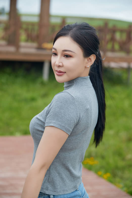 盛夏在草原花海拍照游玩的美女