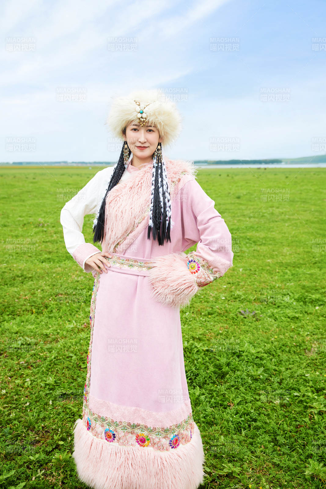 身穿藏族服饰在草原景区拍照的美女