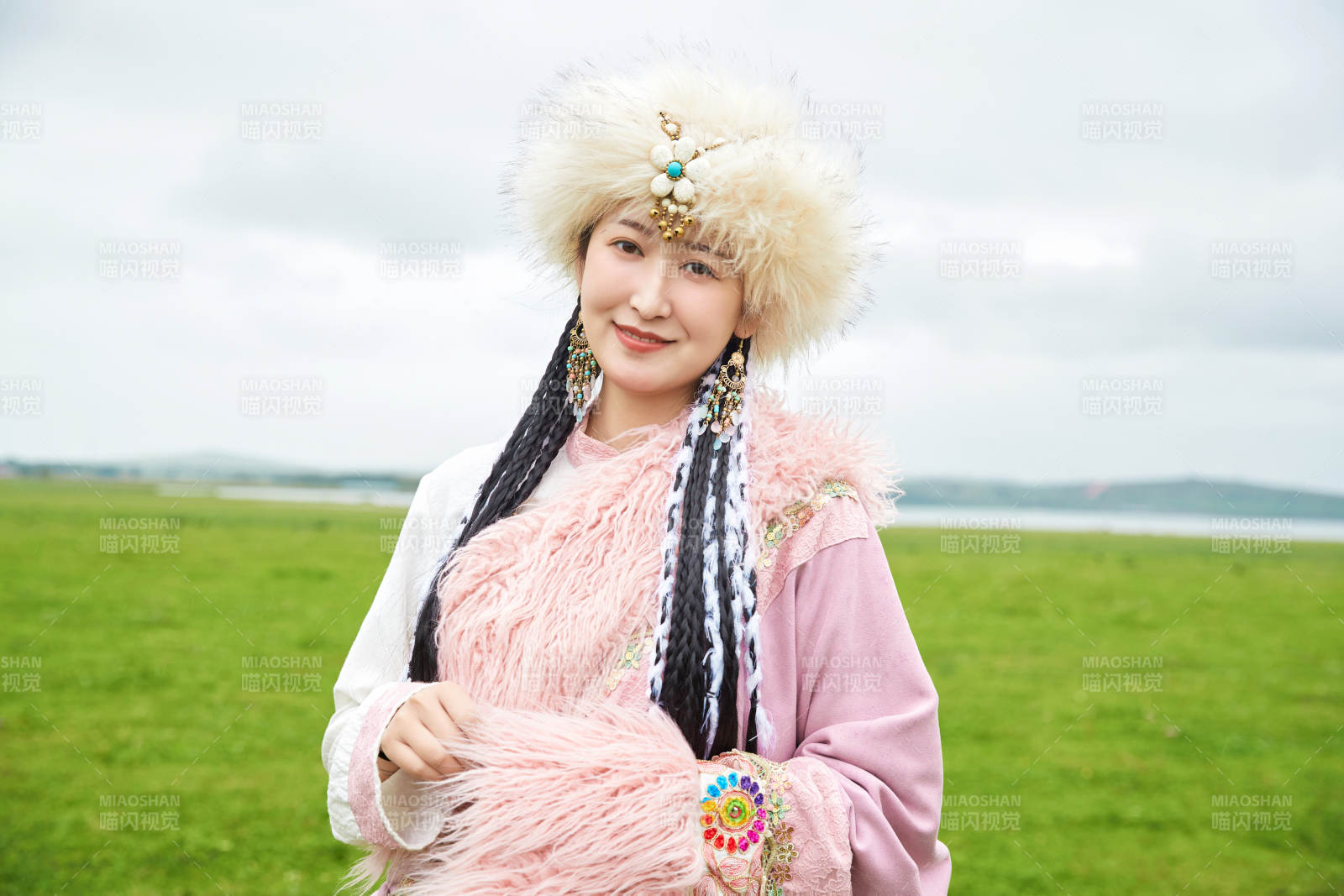 身穿藏族服饰在草原景区拍照的美女