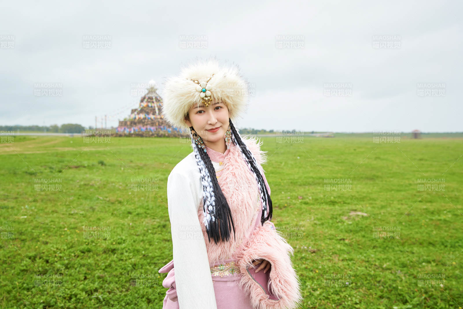 身穿藏族服飾在草原景區拍照的美女