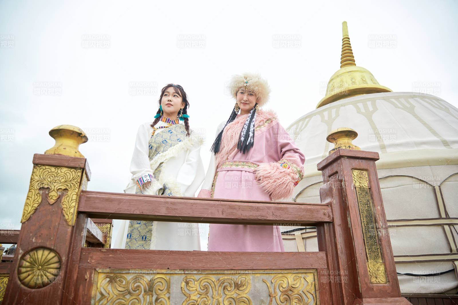 身穿藏族服饰在草原拍照游玩的闺蜜