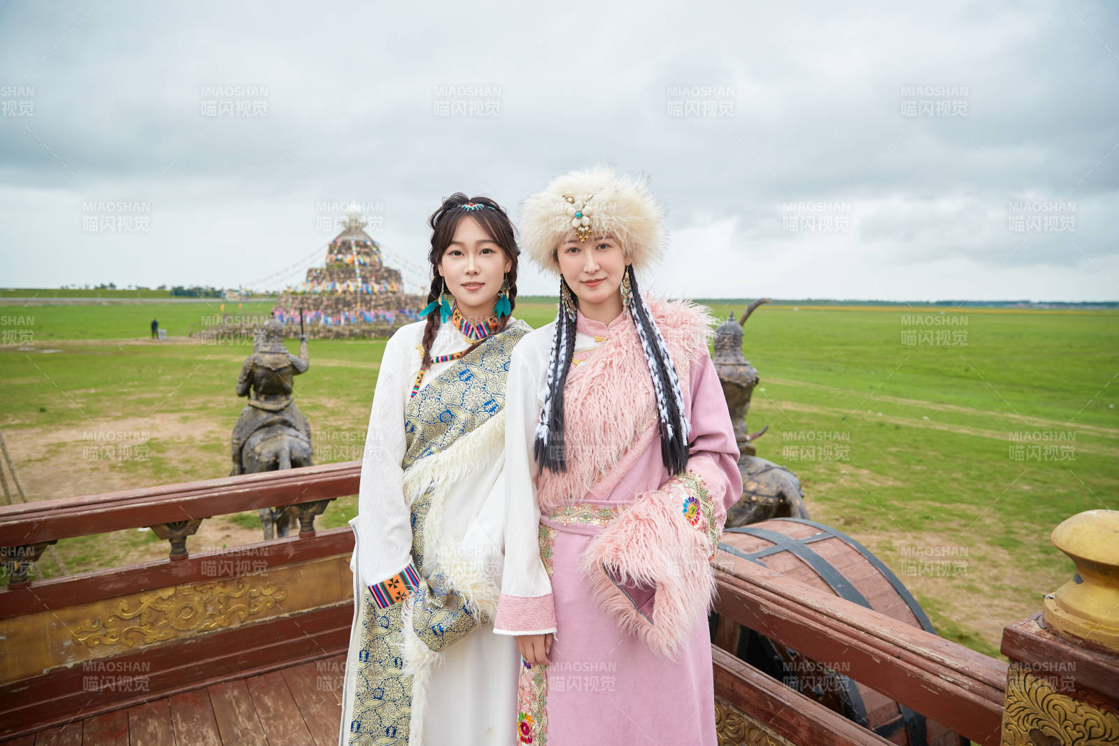 身穿藏族服饰在草原拍照游玩的闺蜜