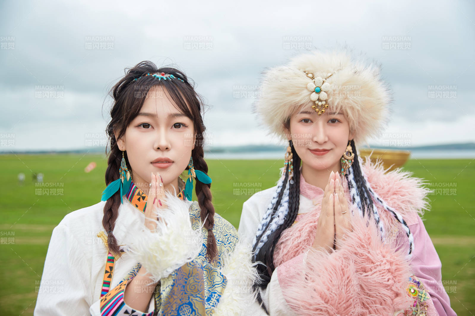身穿藏族服饰在草原拍照游玩的闺蜜