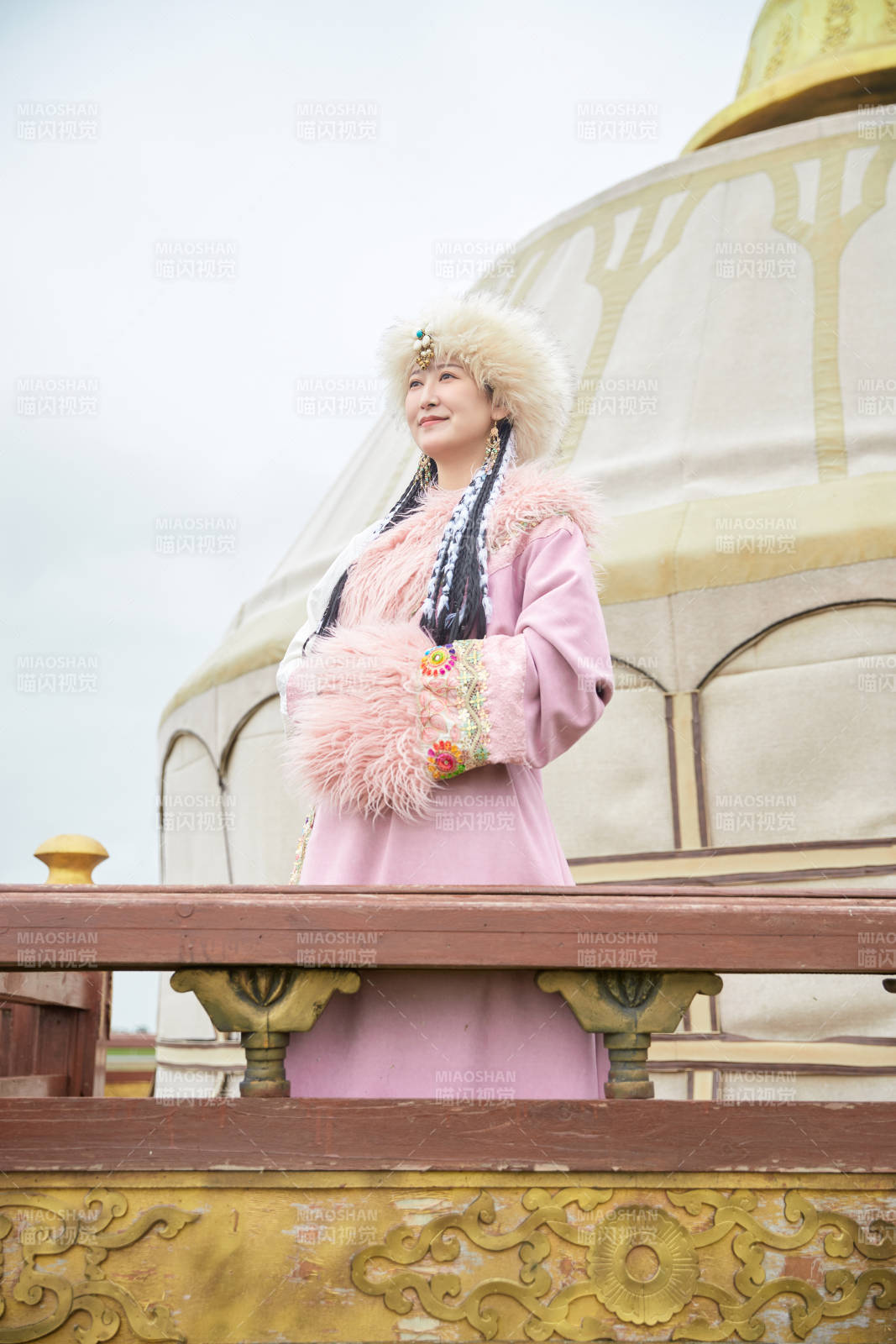 身穿藏族服饰在草原景区拍照的美女