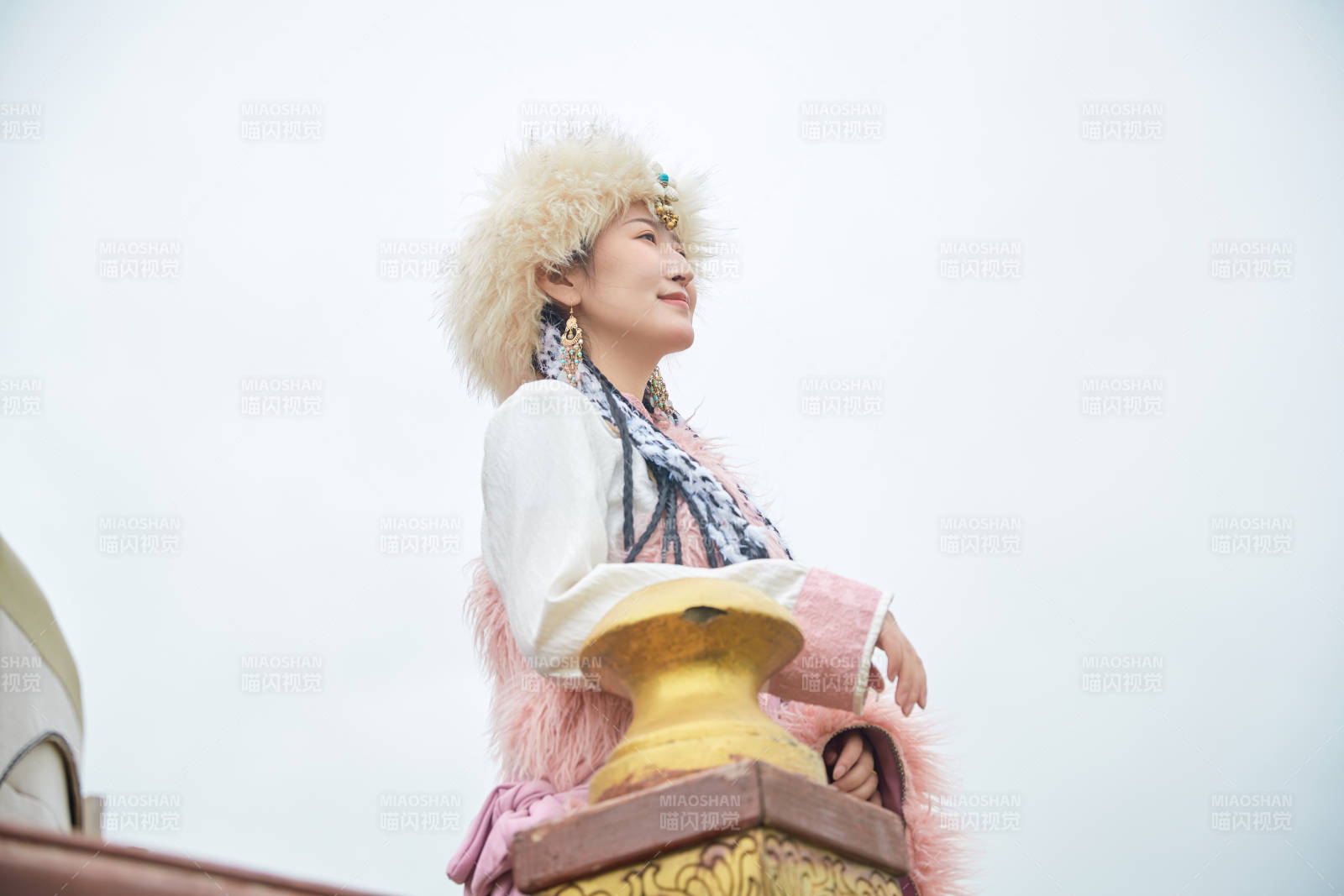 身穿藏族服飾在草原景區拍照的美女