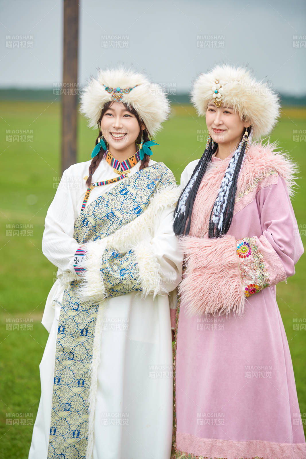 身穿藏族服飾在草原拍照游玩的閨蜜