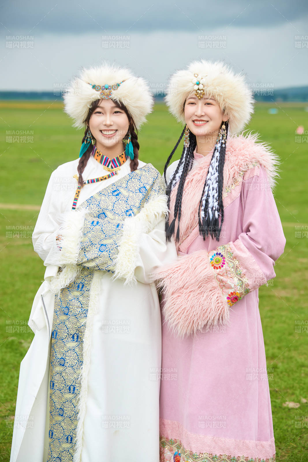 身穿藏族服饰在草原拍照游玩的闺蜜