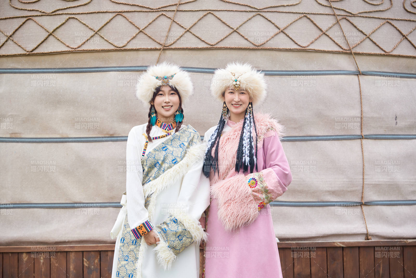 身穿藏族服飾在草原拍照游玩的閨蜜