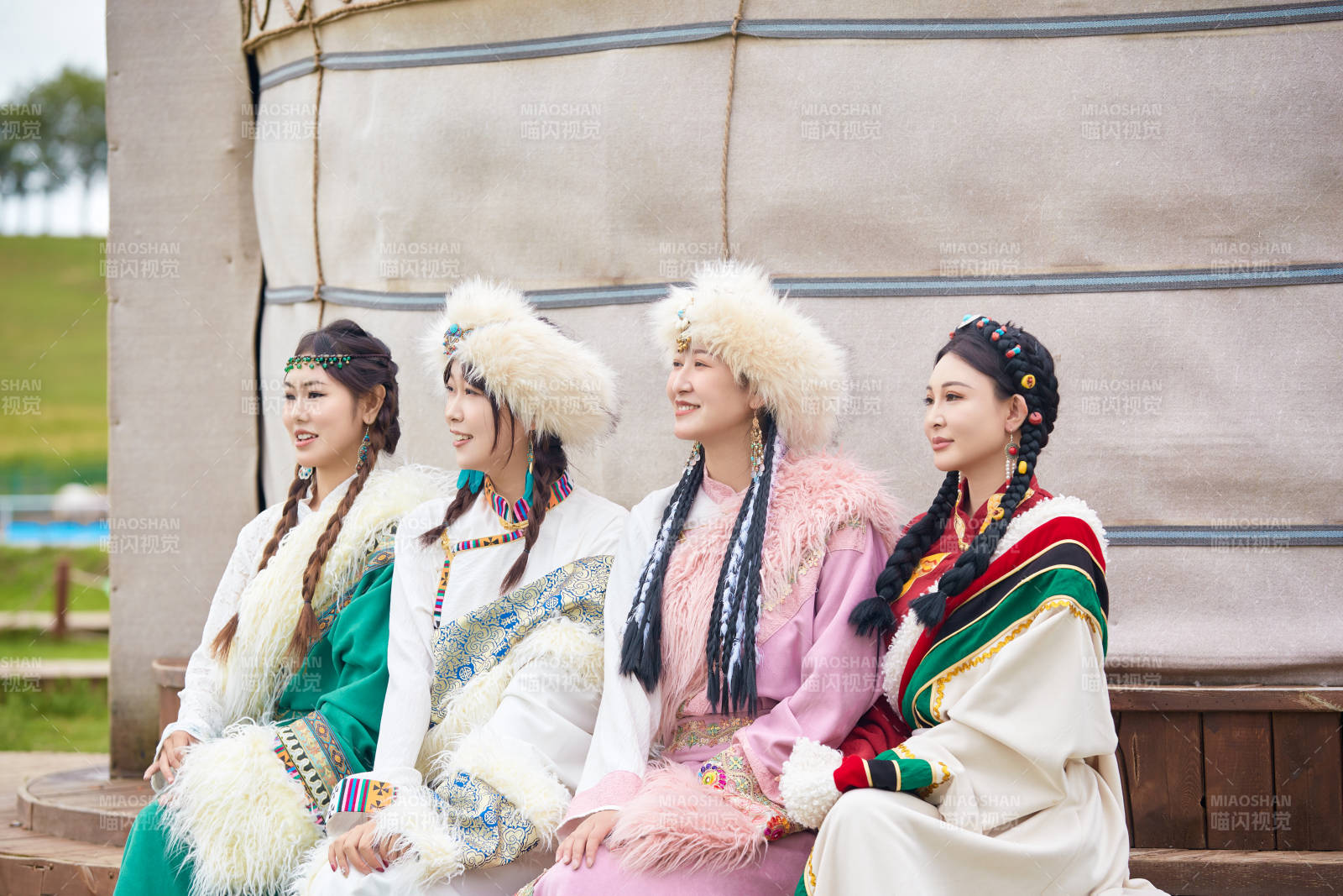 穿藏族服饰在草原拍照游玩的姑娘们