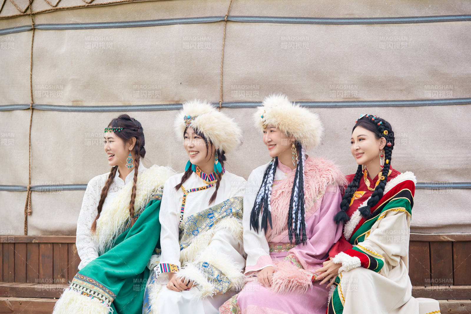 穿藏族服饰在草原拍照游玩的姑娘们