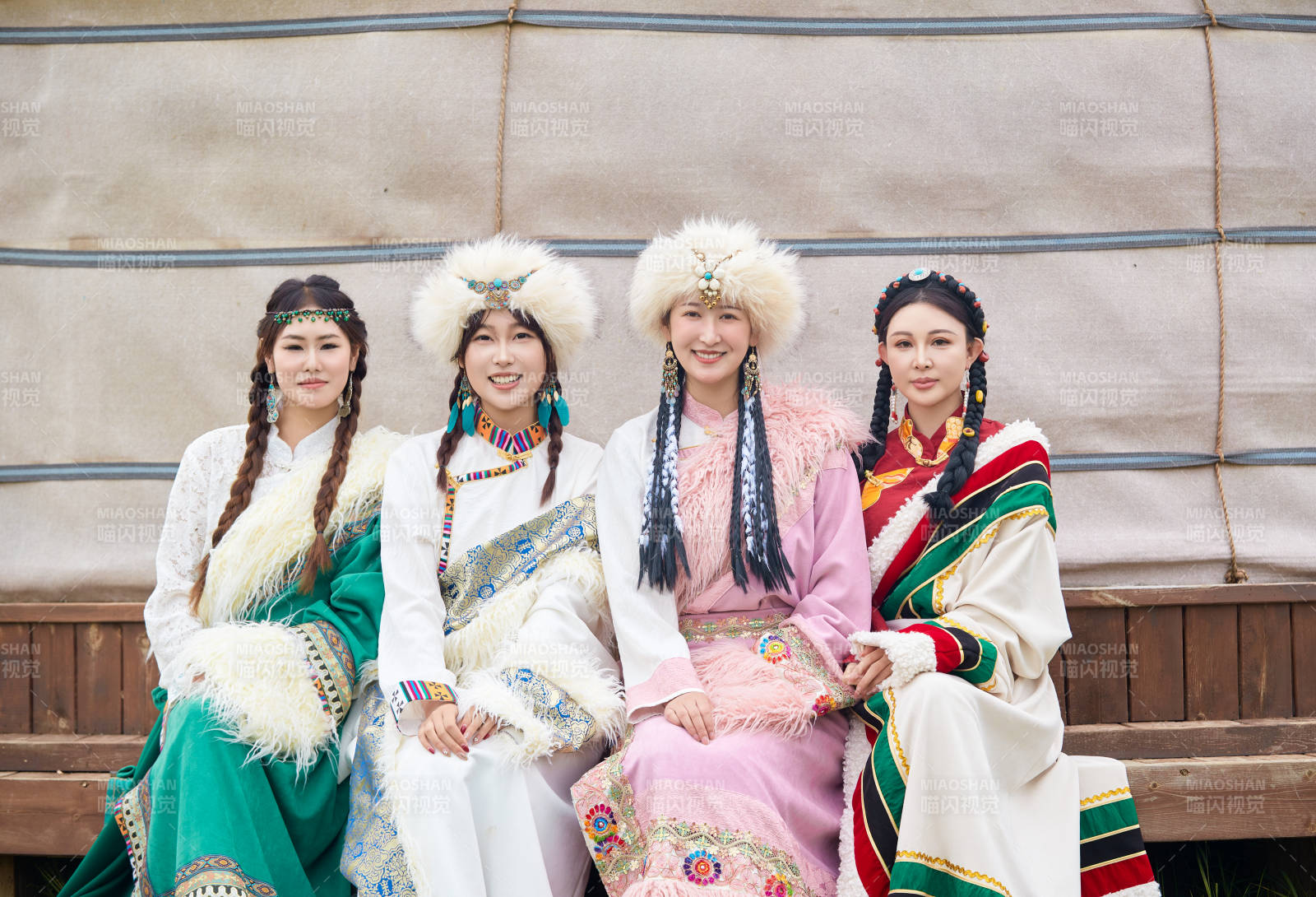 穿藏族服饰在草原拍照游玩的姑娘们