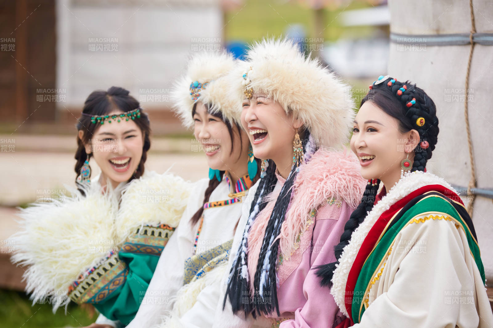 穿藏族服饰在草原拍照游玩的姑娘们