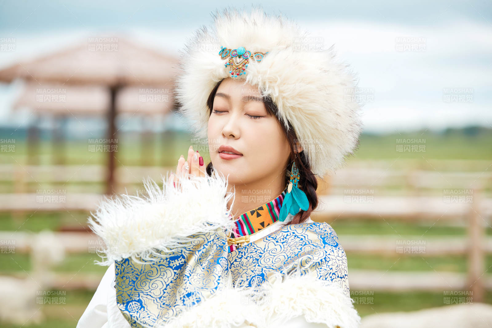 穿藏族服饰的姑娘在羊驼饲养基地拍照