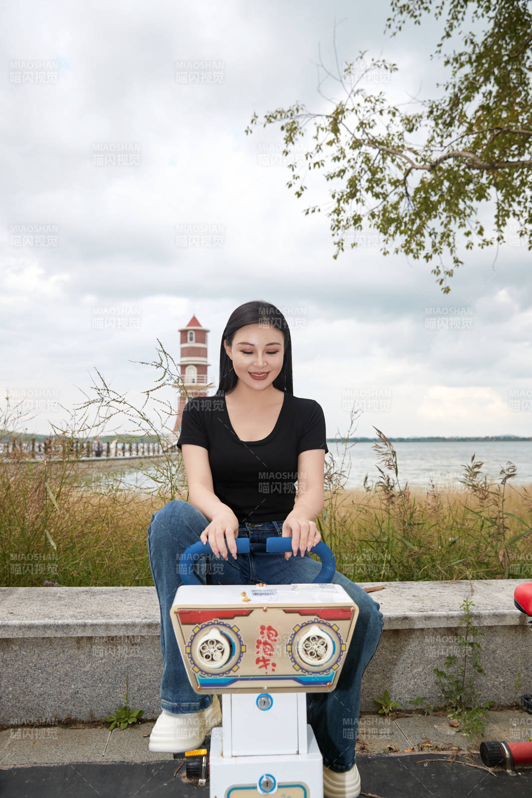 坐在泡泡瑤瑤車上的美女