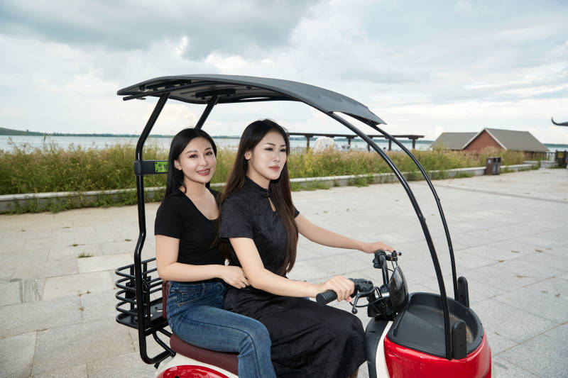 自驾旅游观光车在景区游玩的两位姑娘