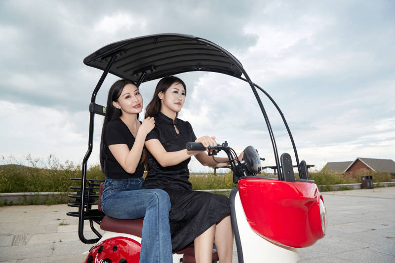 自驾旅游观光车在景区游玩的两位姑娘