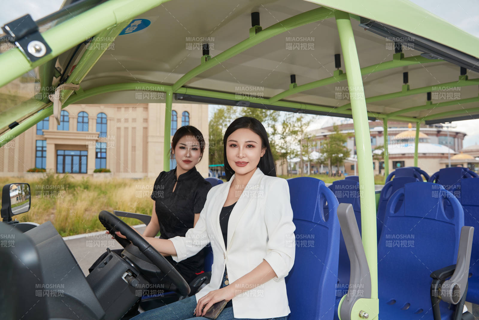 自驾旅游观光车在景区游玩的两位姑娘