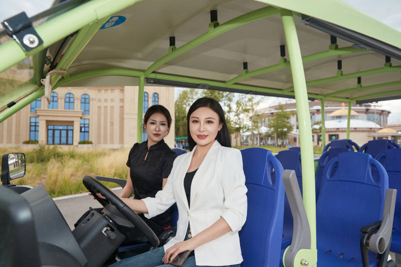 自驾旅游观光车在景区游玩的两位姑娘