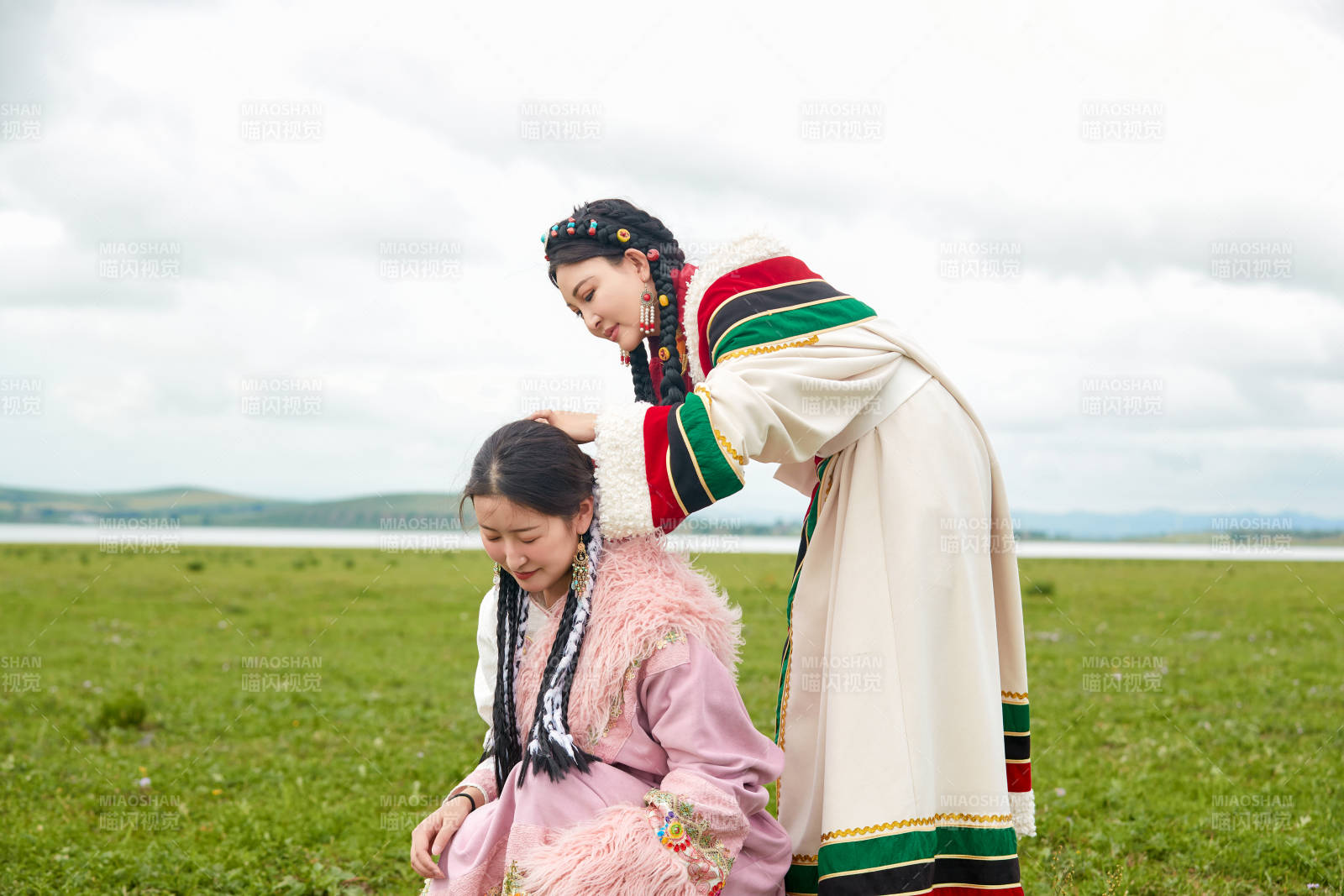 穿藏族服饰在草原拍照游玩的姑娘们