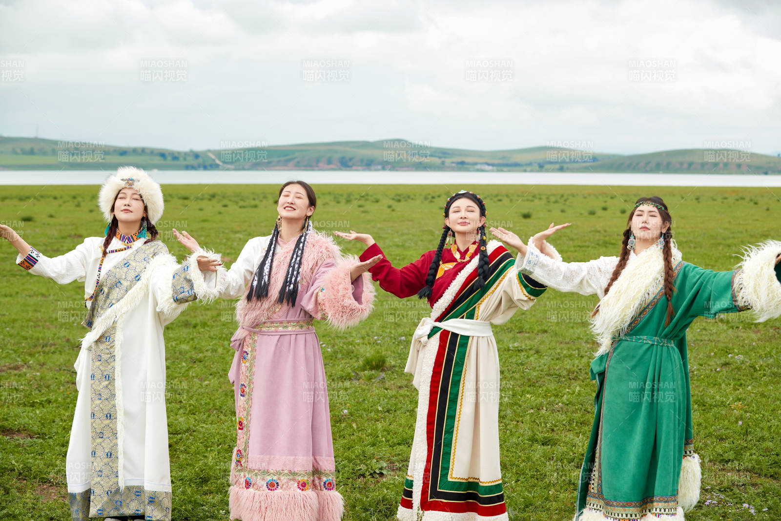 穿藏族服饰在草原拍照游玩的姑娘们