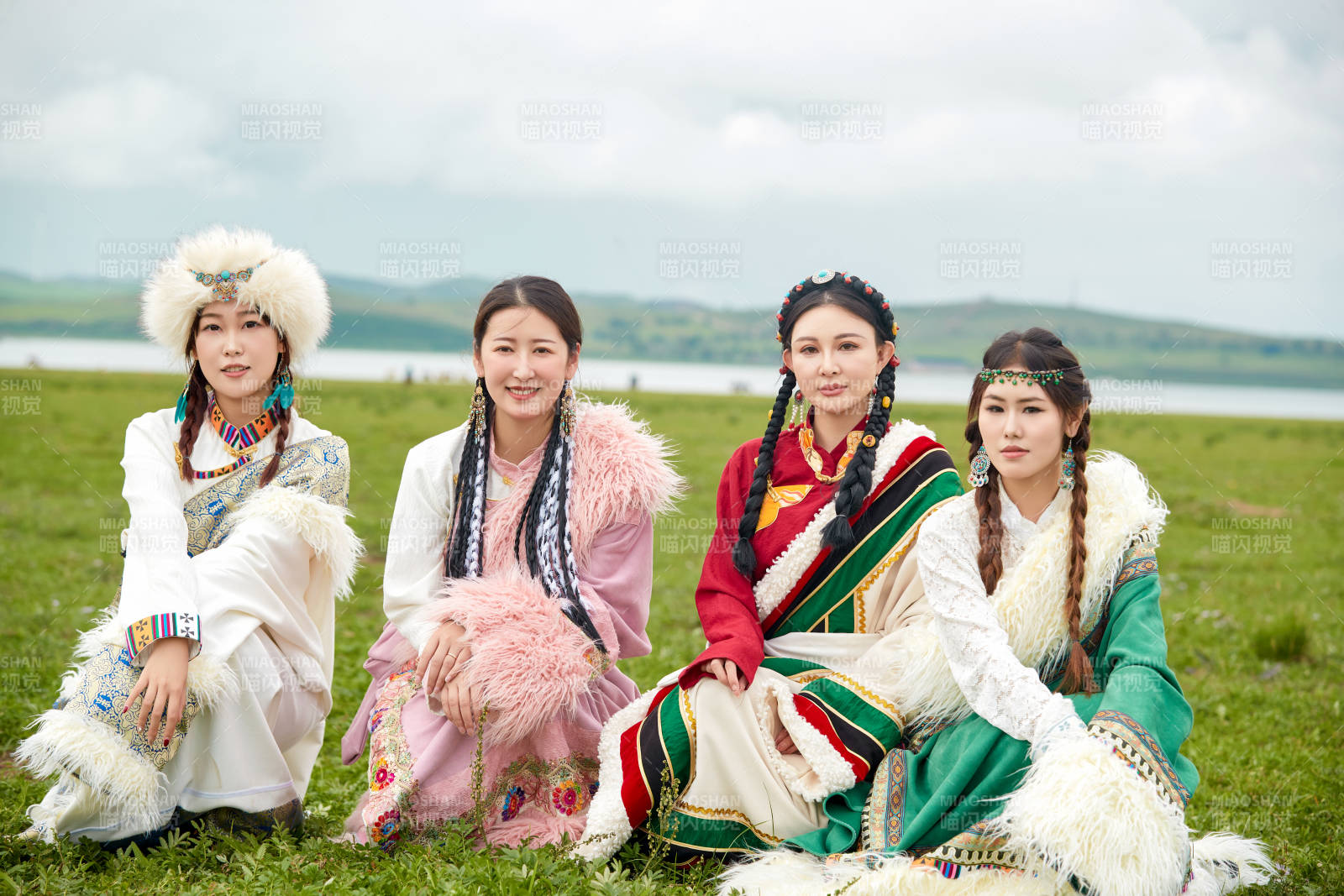 穿藏族服饰在草原拍照游玩的姑娘们