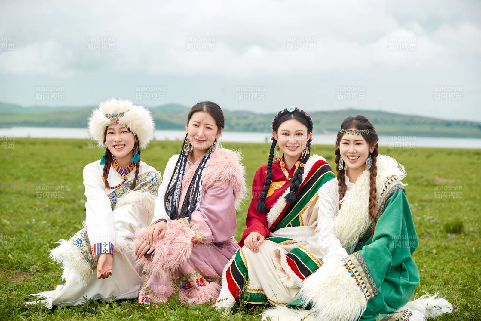 穿藏族服饰在草原拍照游玩的姑娘们