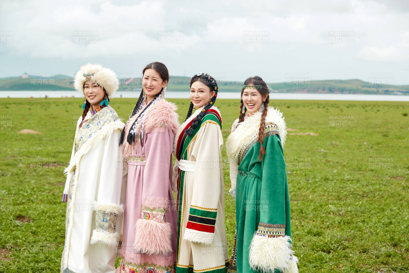 穿藏族服饰在草原拍照游玩的姑娘们