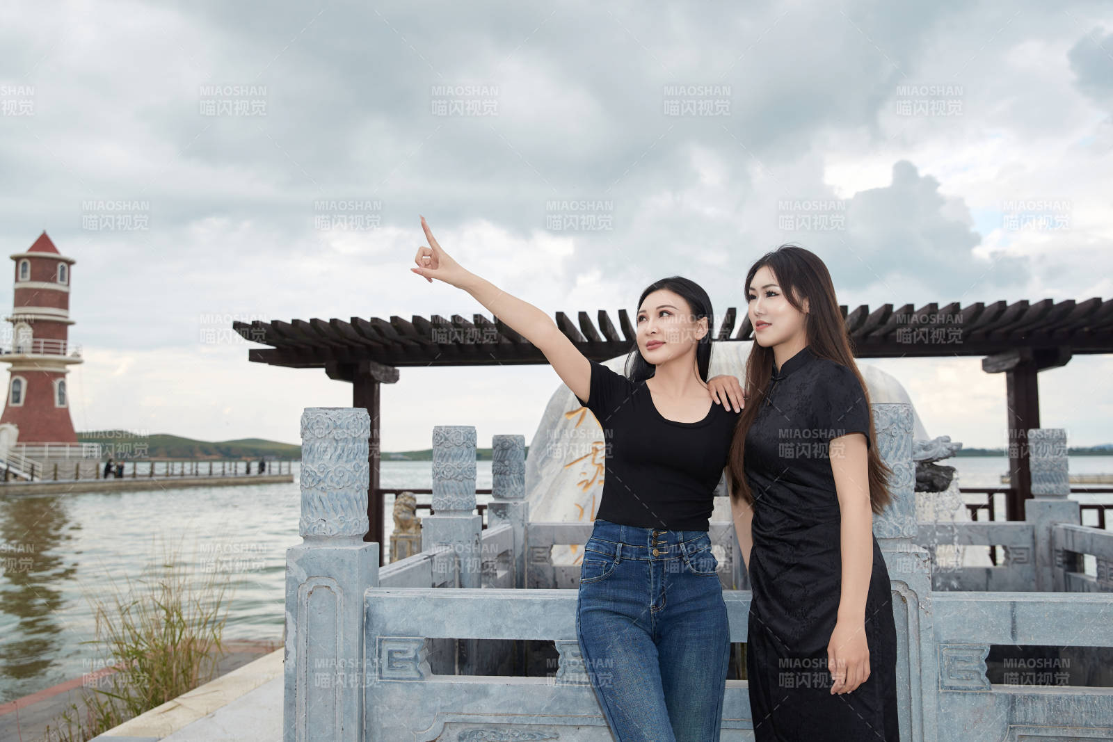 盛夏在景区湖边许愿井祈福的美女