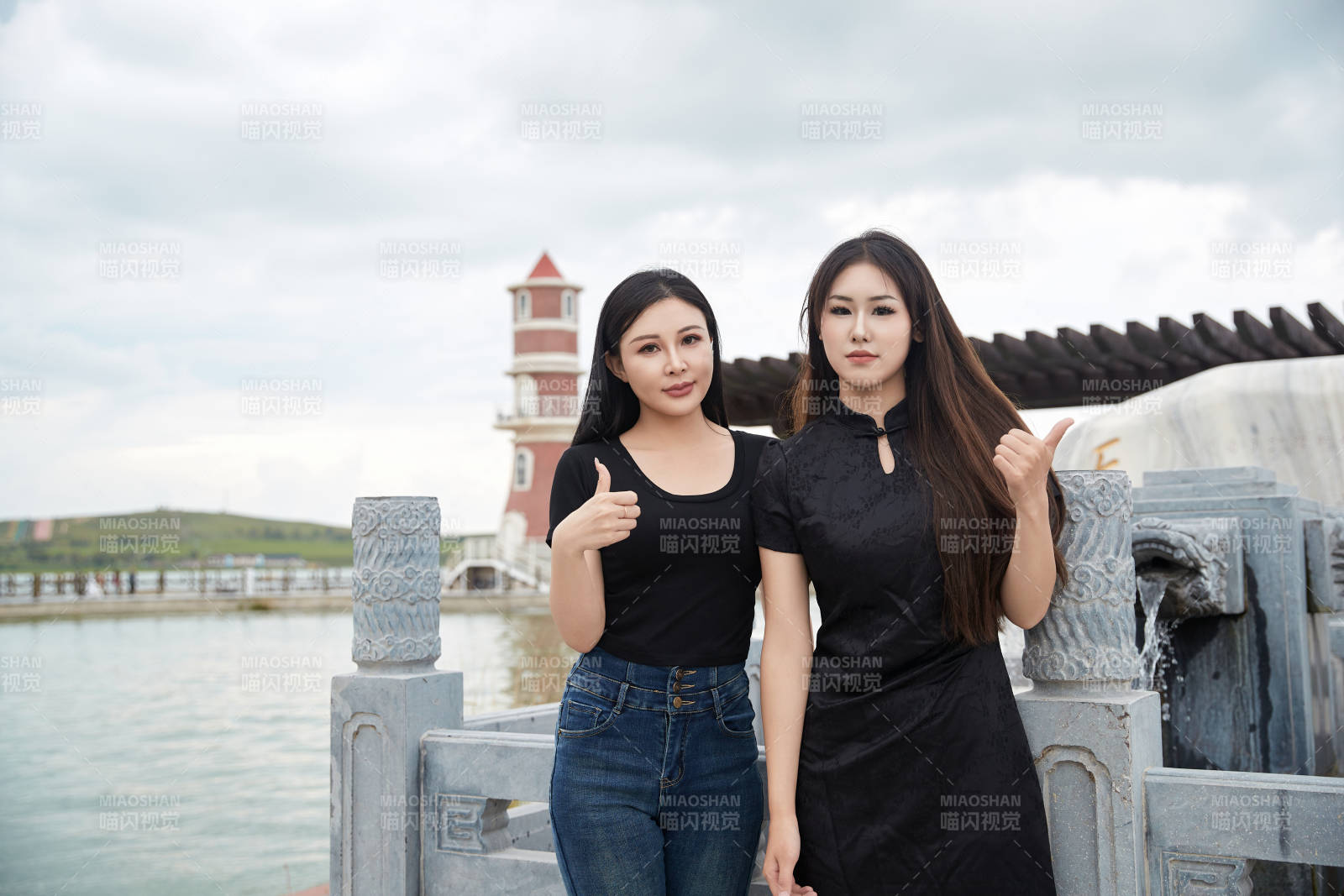 盛夏在景區湖邊許愿井祈福的美女