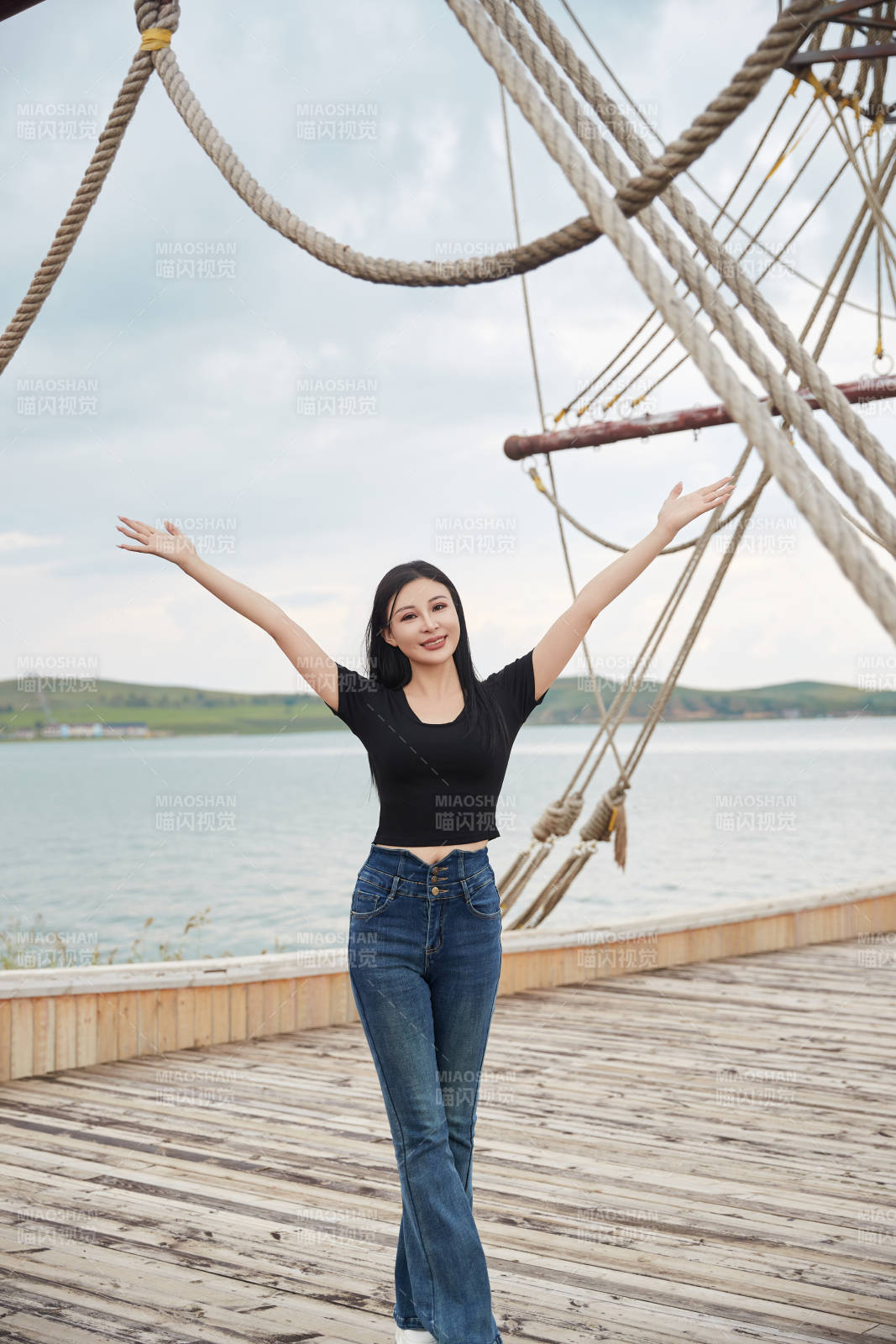 在湖畔木制帆船上拍照游玩的亚洲女性