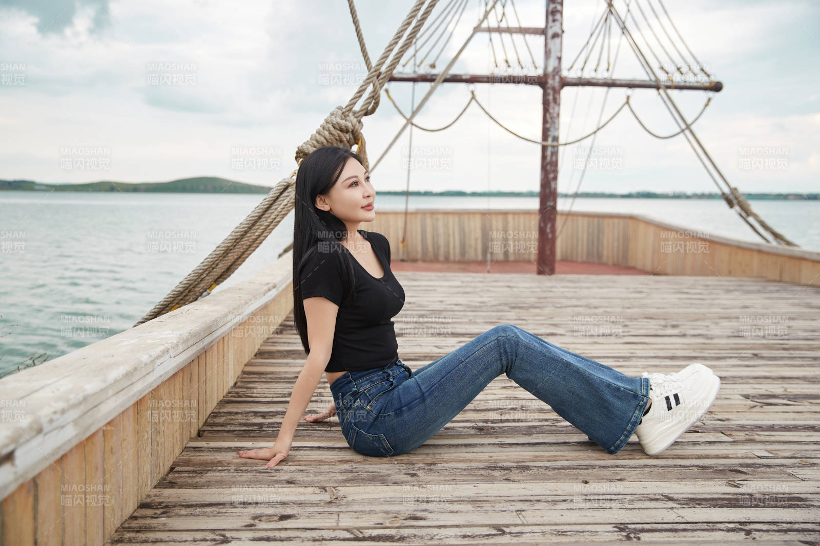 在湖畔木制帆船上拍照游玩的亞洲女性