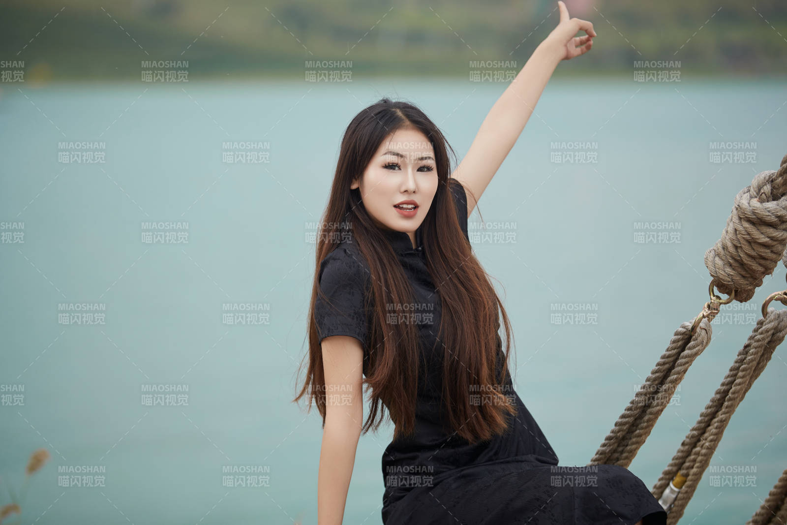 在湖畔木制帆船上拍照游玩的亚洲女性