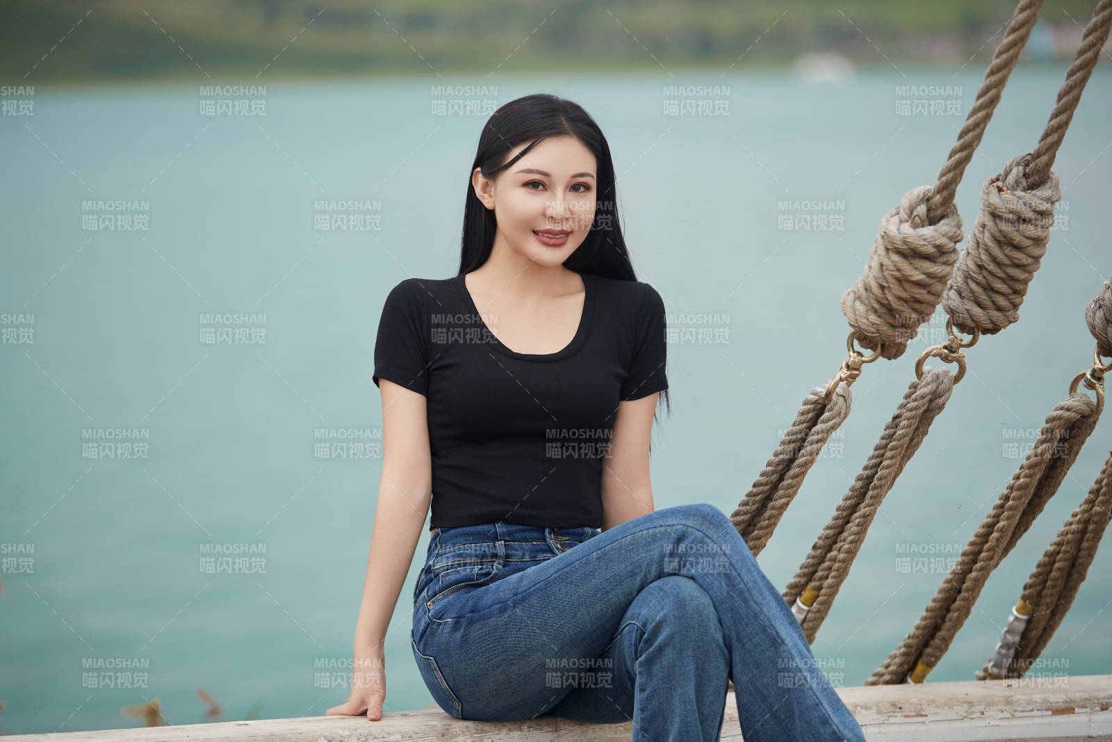 在湖畔木制帆船上拍照游玩的亚洲女性