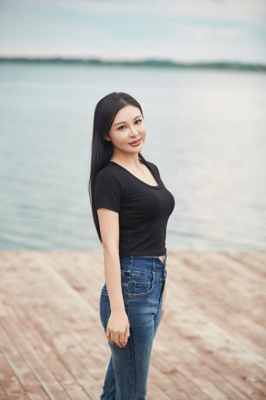 盛夏在草原湿地公园拍照游玩的美女