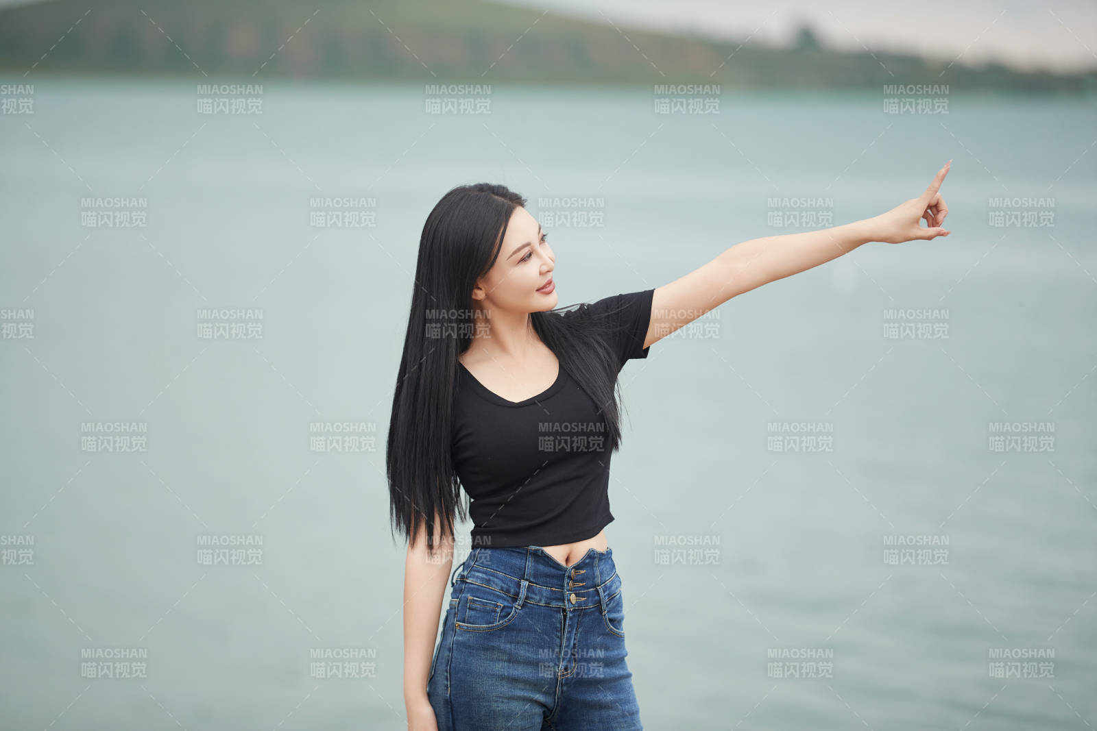 盛夏在草原湿地公园拍照游玩的美女