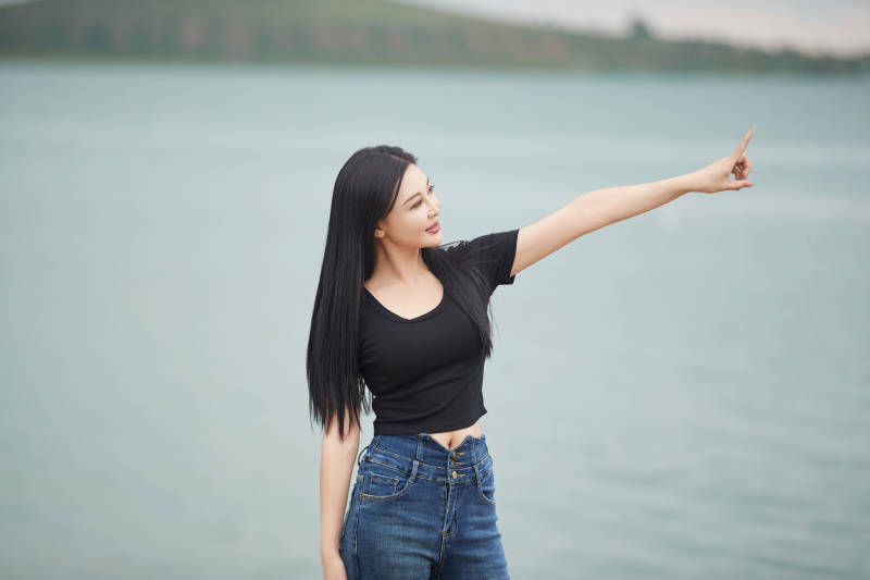 盛夏在草原湿地公园拍照游玩的美女