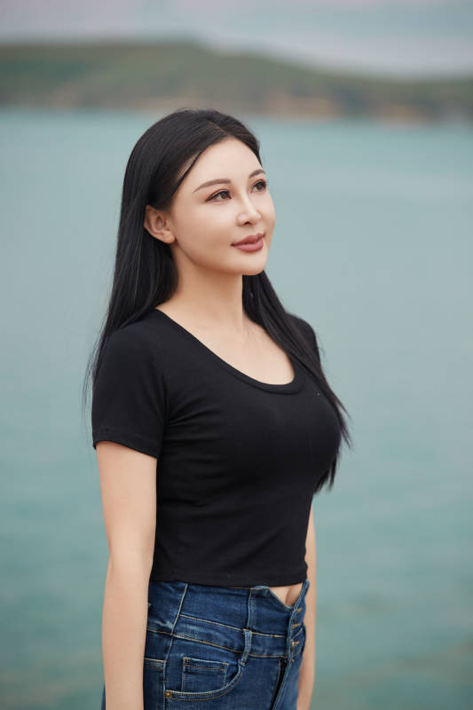 盛夏在草原湿地公园拍照游玩的美女