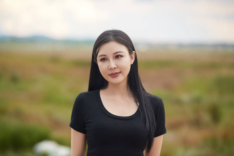 盛夏在草原湿地公园拍照游玩的美女