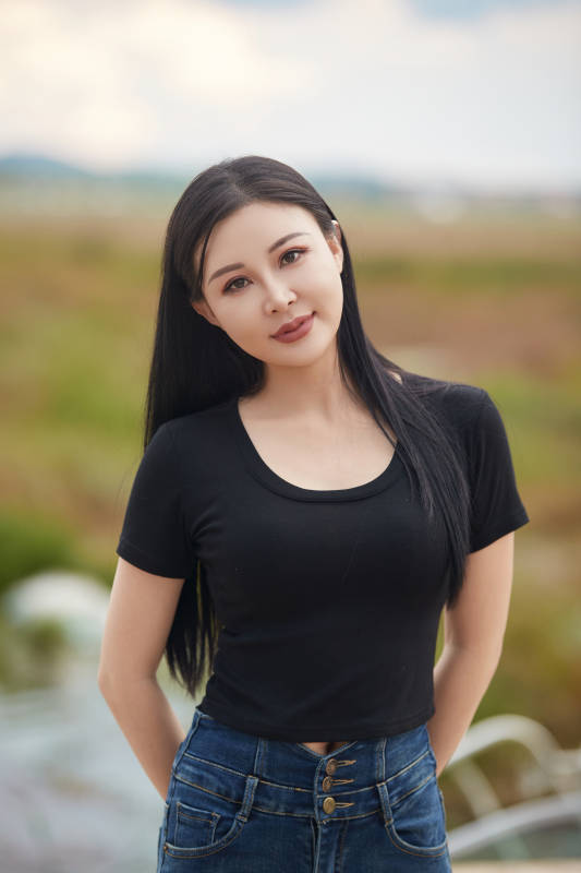 盛夏在草原湿地公园拍照游玩的美女