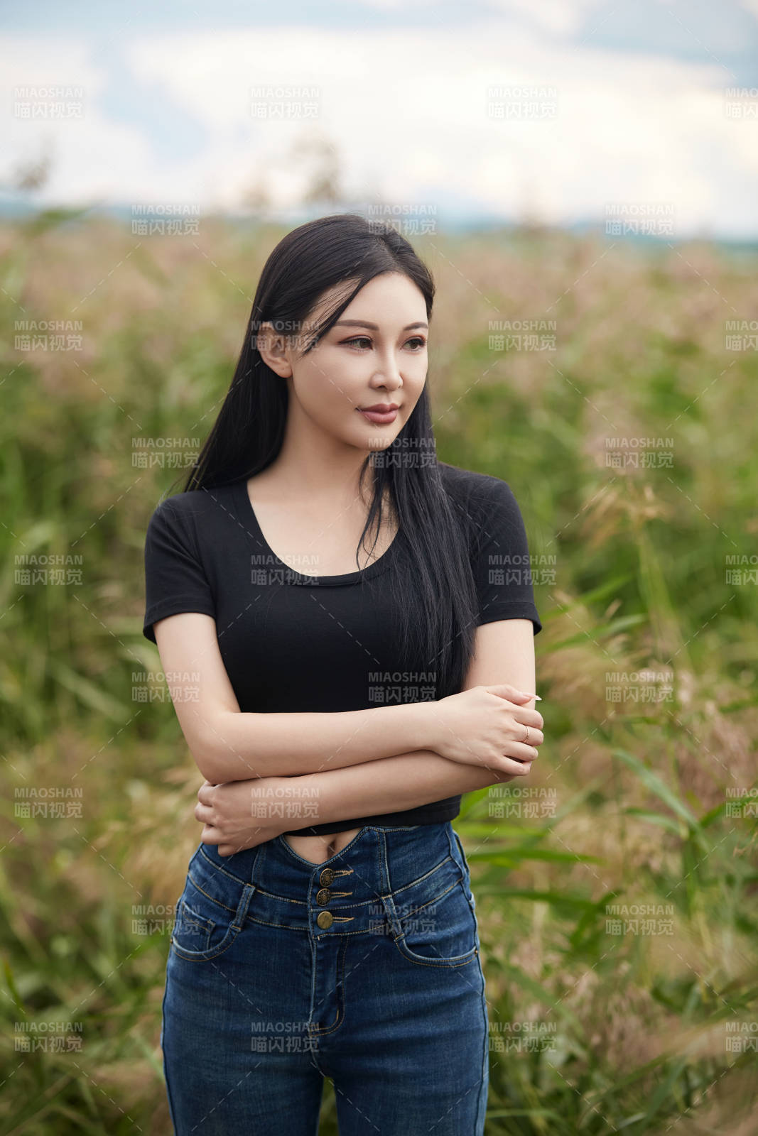 盛夏在草原湿地公园拍照游玩的美女