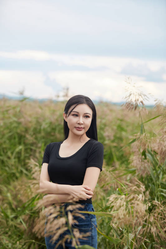 盛夏在草原湿地公园拍照游玩的美女