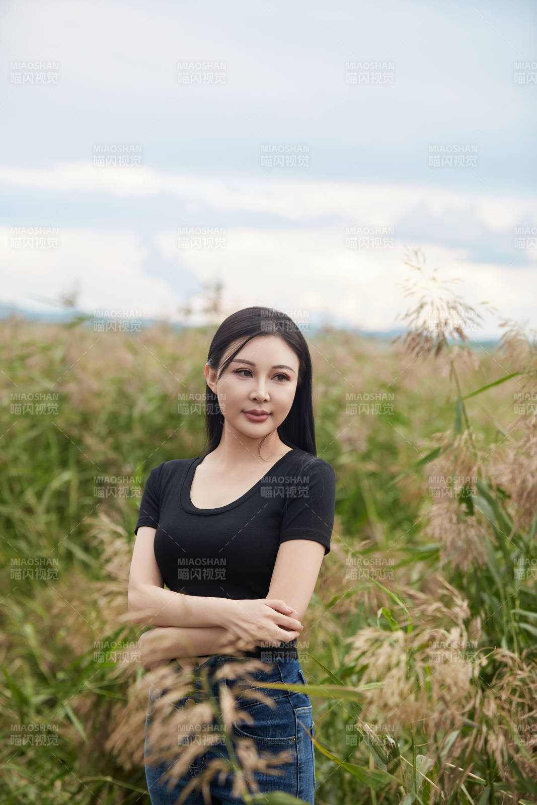 盛夏在草原湿地公园拍照游玩的美女