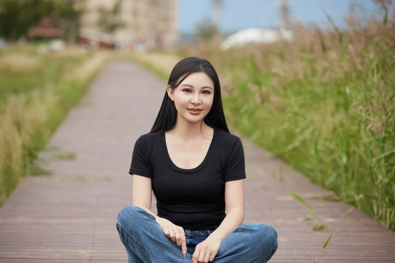 盛夏在草原湿地公园拍照游玩的美女