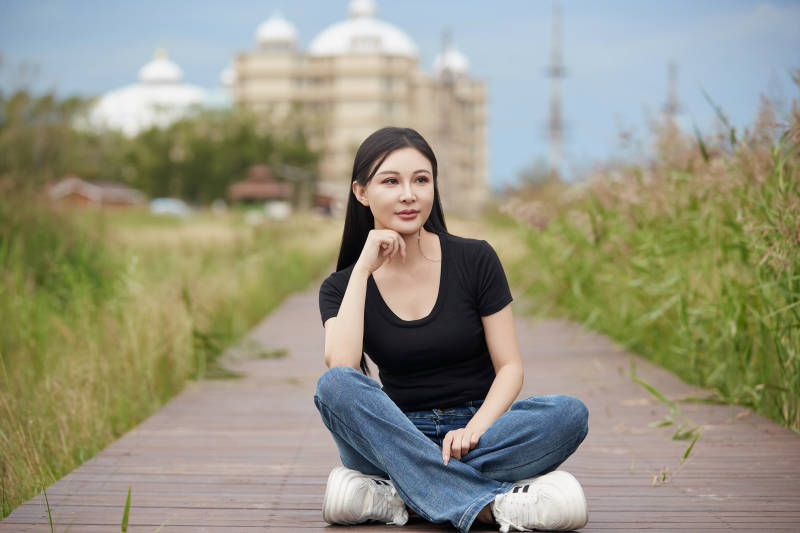 盛夏在草原湿地公园拍照游玩的美女