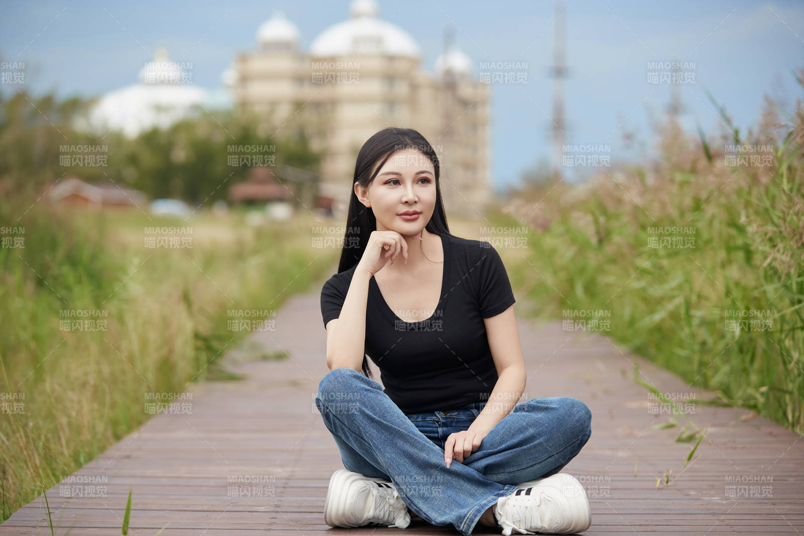 盛夏在草原湿地公园拍照游玩的美女