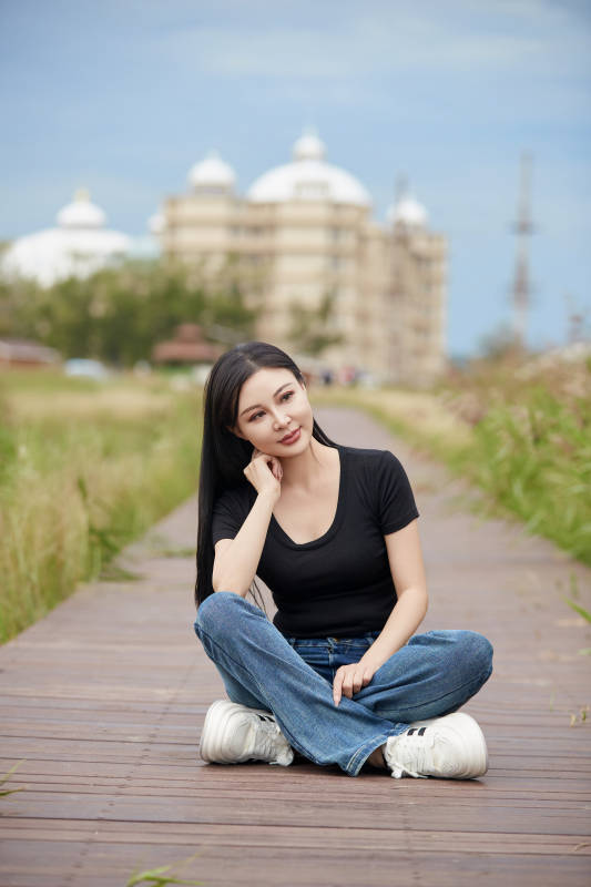 盛夏在草原湿地公园拍照游玩的美女