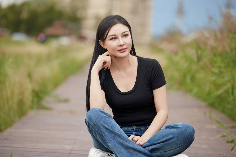 盛夏在草原湿地公园拍照游玩的美女