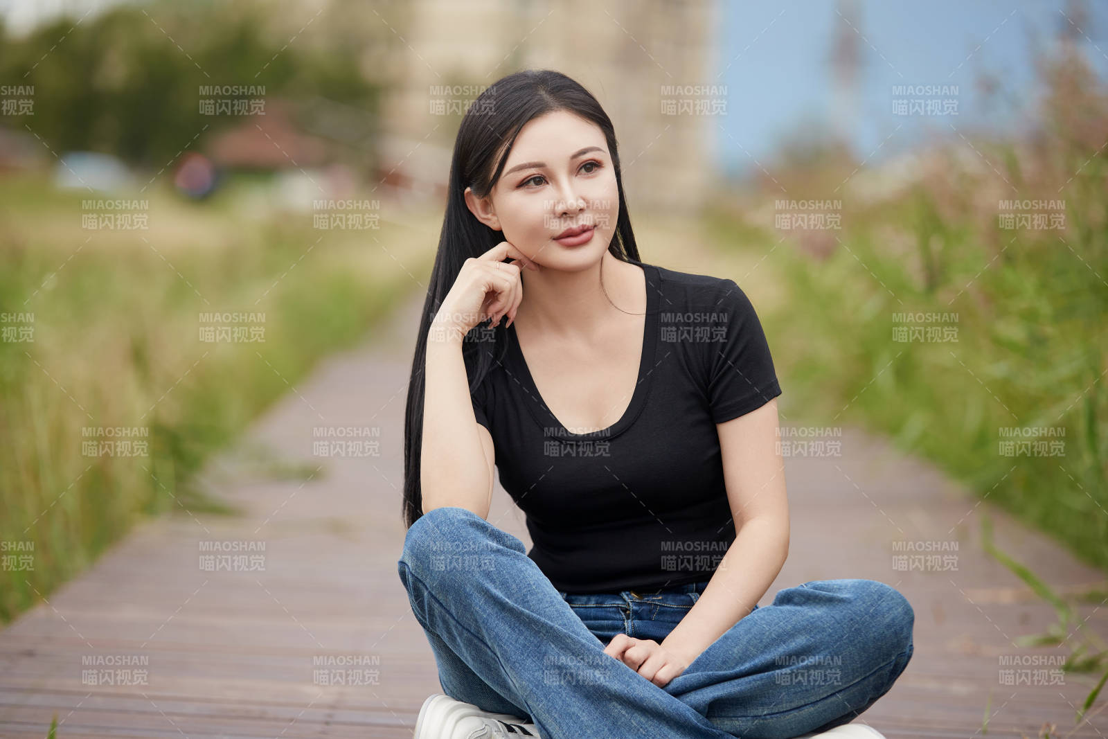 盛夏在草原湿地公园拍照游玩的美女