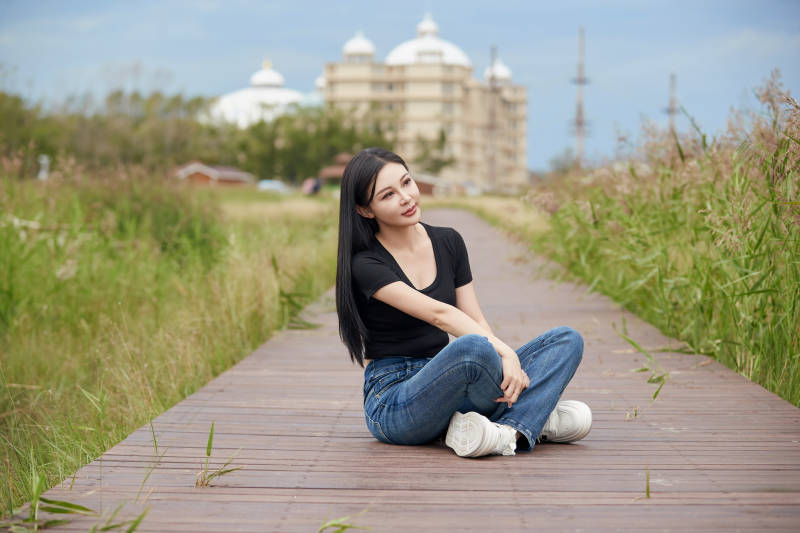 盛夏在草原湿地公园拍照游玩的美女